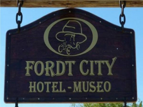  Hotel Museo y Restaurant Fordt City  Такуарембо